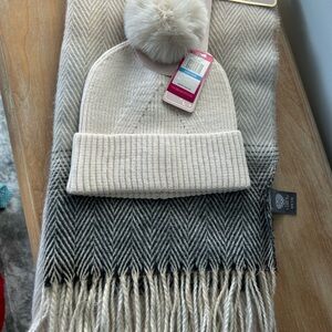 Vince Camuto Cream and Gray Knit Beanie and Scarf Set